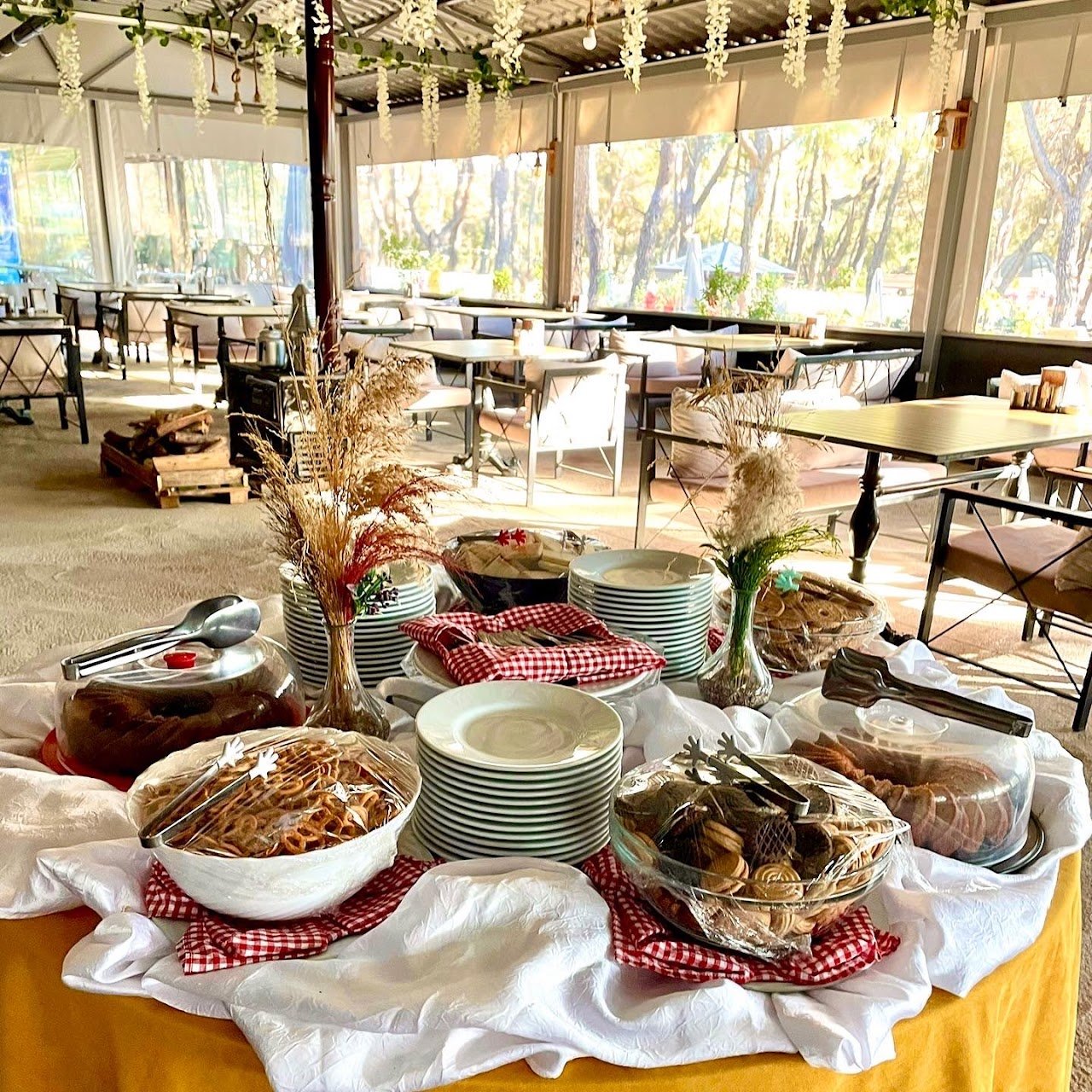 Restoranın ahşap cephesi